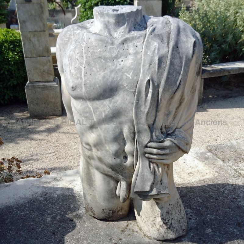 Belle sculpture en pierre - bel ouvrage du tailleur de pierre Alain Bidal.
