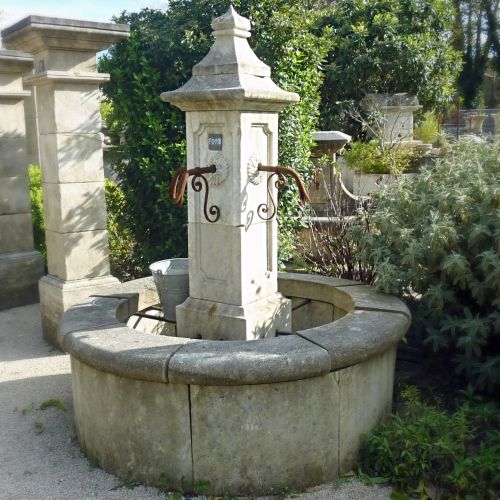 Fontaine en pierre naturelle pour la décoration du jardin - Atelier Alain BIDAL (Provence)