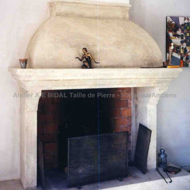 Provence fireplace in carved limestone with over mantel - Atelier Alain BIDAL (Provence)