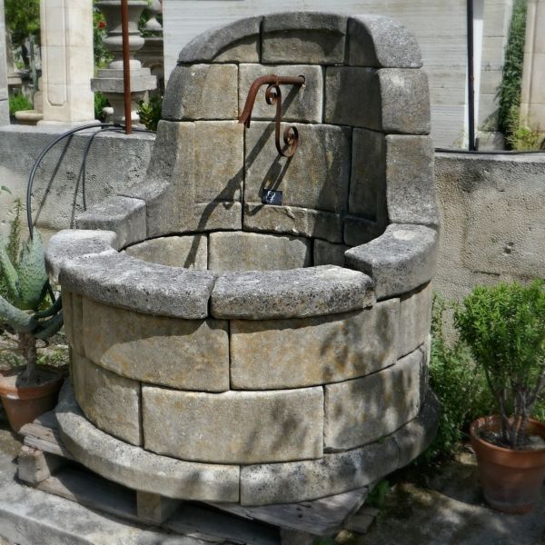 Fontaine de jardin décorative par notre tailleur de pierre du Vaucluse