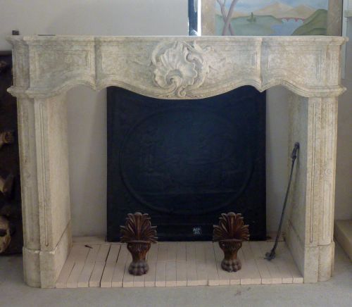 Cheminée de style Louis XV entièrement de réalisation artisanale en pierre taillée de carrière française.