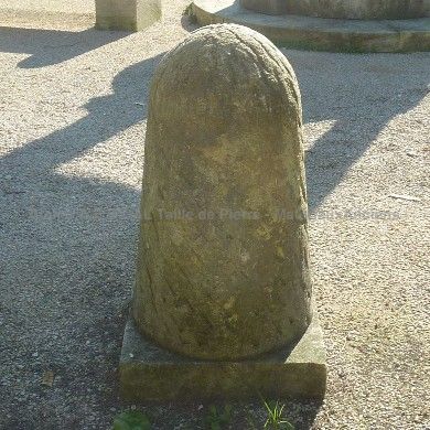 Borne en pierre artisanale et décorative des ateliers du tailleur de pierre artisan Bidal.