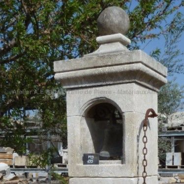 Par notre artisan sculpteur de pierre: très beau pilier en pierre taillée avec soin au sein de nos ateliers.