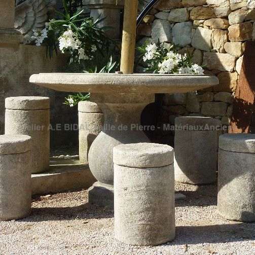 Provence garden table in carved limestone - Atelier Alain BIDAL (Provence)