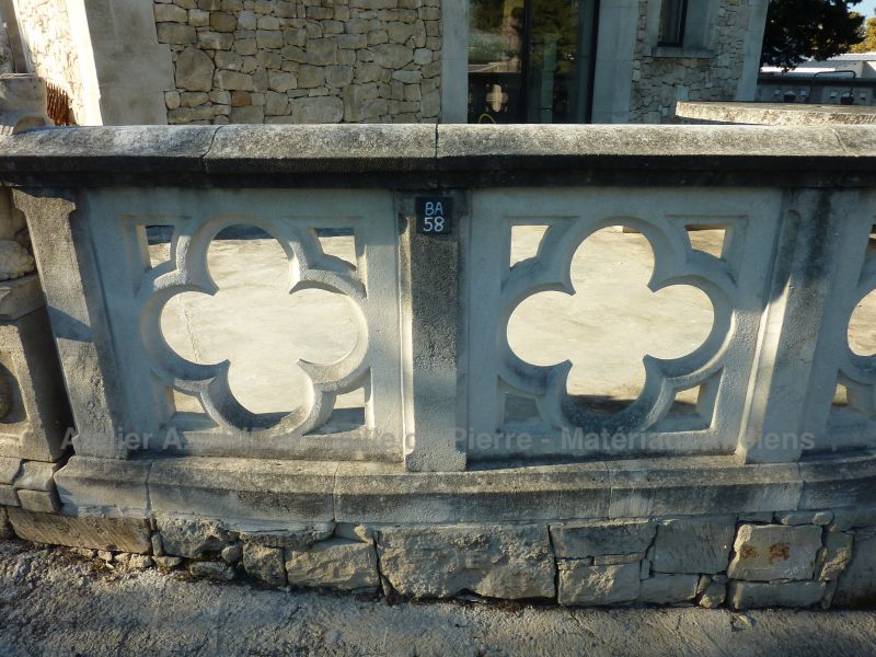 Belle ballustrade de terrasse pour la décoration en pierre de l'intérieur et de l'extérieur.