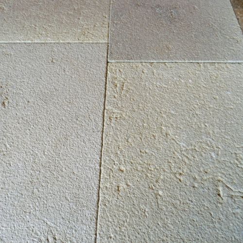Dallage Massangis Beige clair finition grenaillée brossée pour extérieur ou intérieur par le tailleur de pierre Alain BIDAL