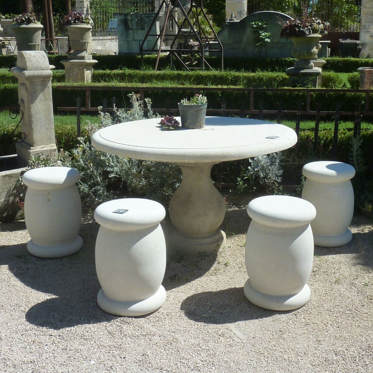 Grande table de jardin en pierre- mobilier artisanal extérieur A Bidal