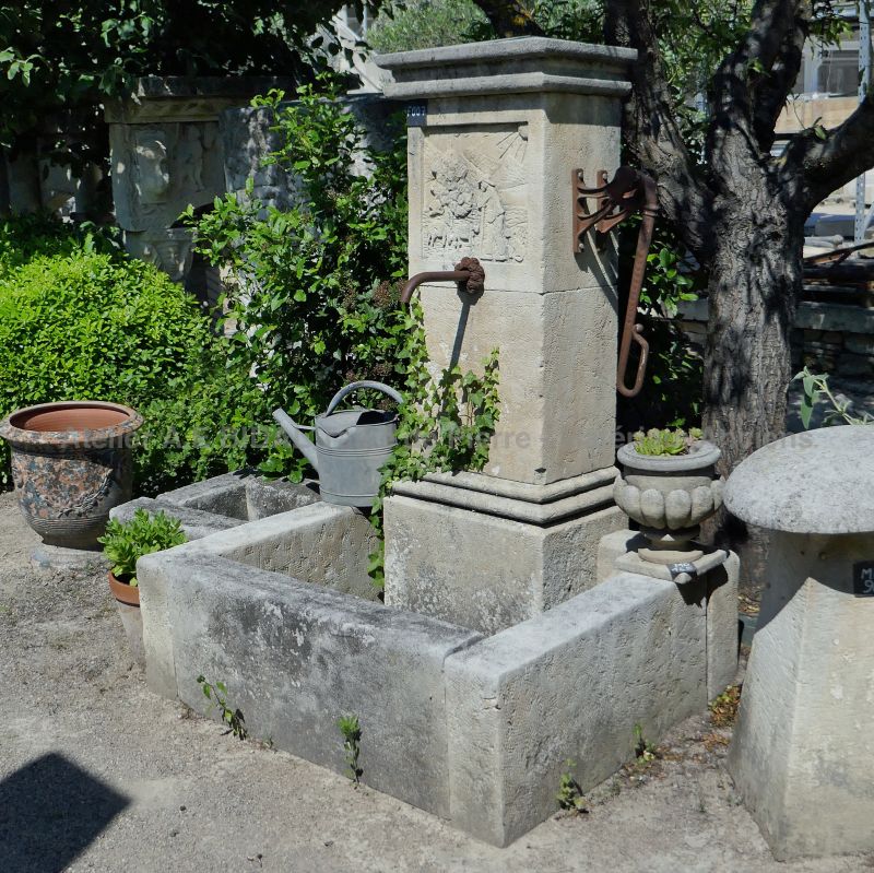 Traditionnelle fontaine de Provence en pierre de taille française - Fontaine de berger par le tailleur de pierre Alain BIDAL