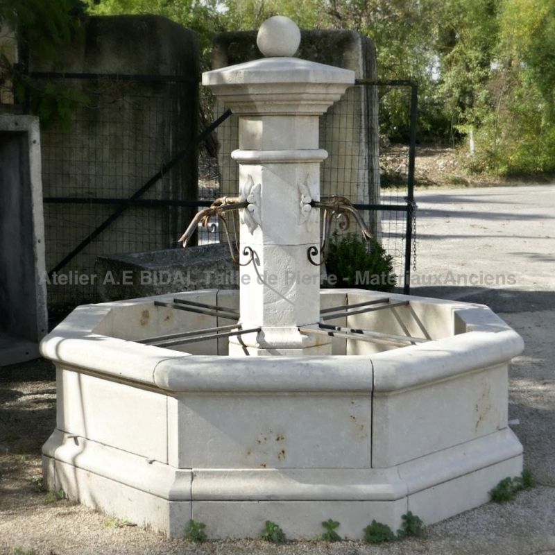 Fontaine de jardin par le tailleur de pierre Alain Bidal en Provence
