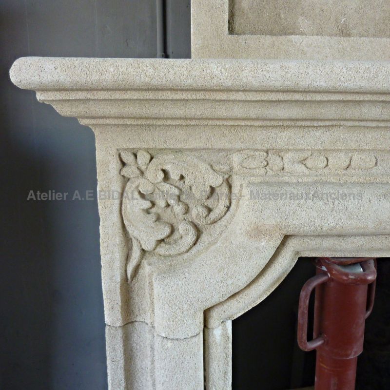 Un bel ouvrage de l'atelier Bidal : cette cheminée à trumeau d'inspiration Louis XIV.