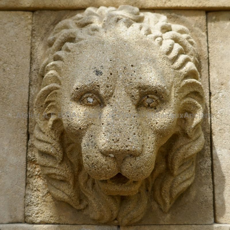 Superb lion's head hand-sculpted by the stone cutter Alain Bidal, Provence.