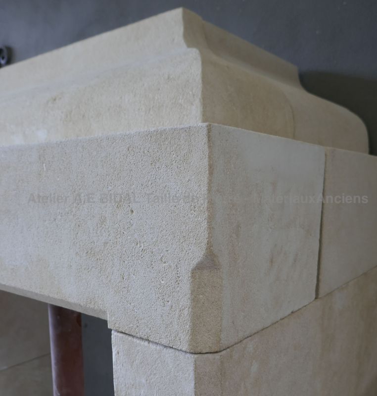 Detail of the sculpted moldings and chamfers on our Provencal fireplace in natural stone - Atelier Alain BIDAL (Provence)