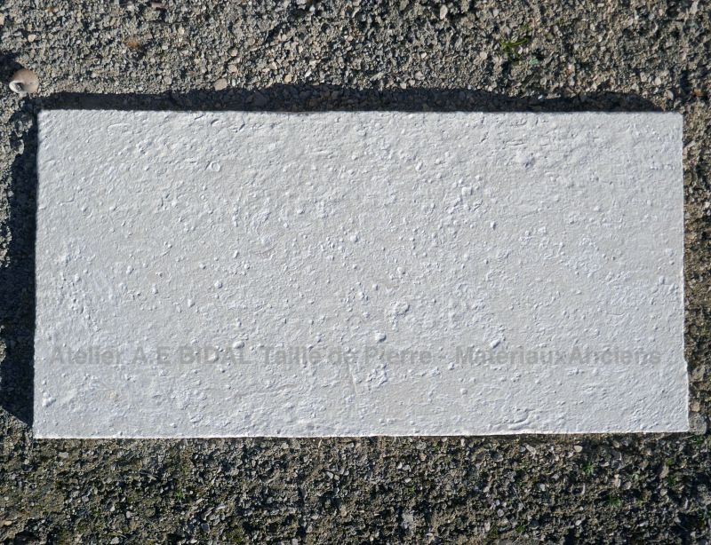 Dallage en pierre naturelle pour l'extérieur ou l'intérieur par Atelier Alain BIDAL