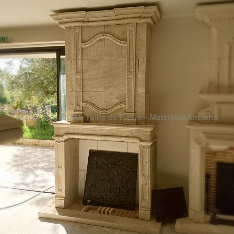 Superb Louis XVI fireplace in stone with a hood finely sculpted - Atelier Alain BIDAL (Provence)