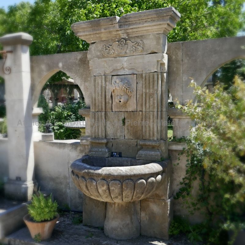 Fontaine de jardin ancienne en pierre de taille - Fontaine décorative de Provence.