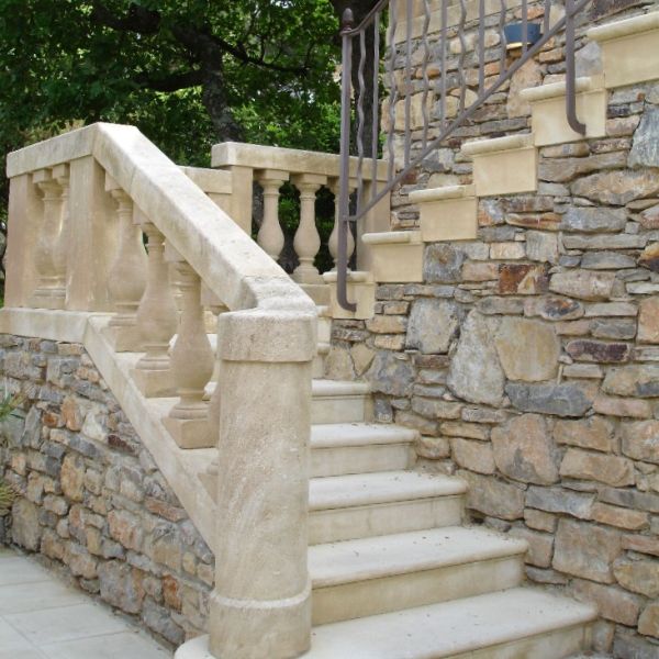 Bel exemple d'escaliers en pierre de taille naturelle.