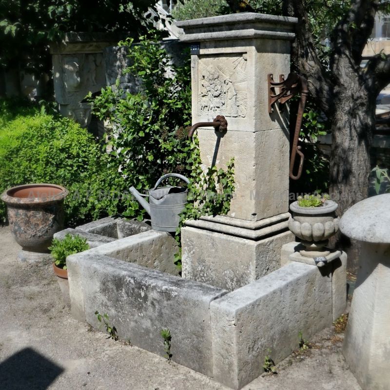 Traditionnelle fontaine de Provence en pierre de taille française - Fontaine de berger par le tailleur de pierre Alain BIDAL.