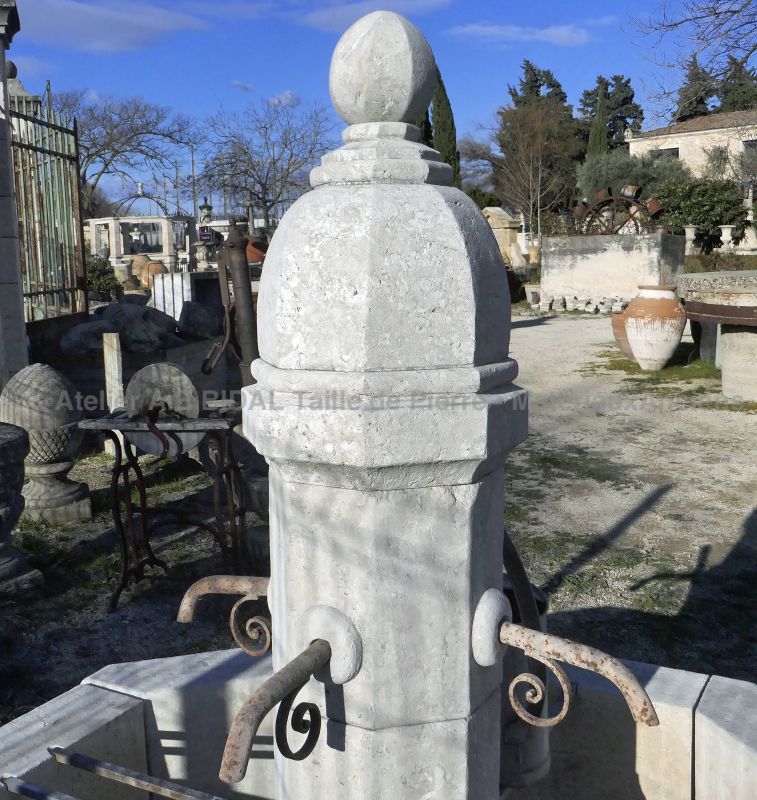 Octagonal Provencal stone fountain for great garden design - Atelier Alain BIDAL (Provence)