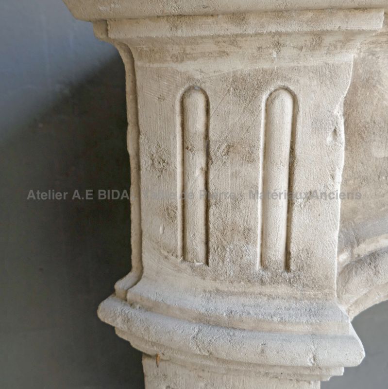 Details of the hand-crafted sculptures on our beautiful Louis XIV stone fireplace - Atelier Alain BIDAL (Provence)