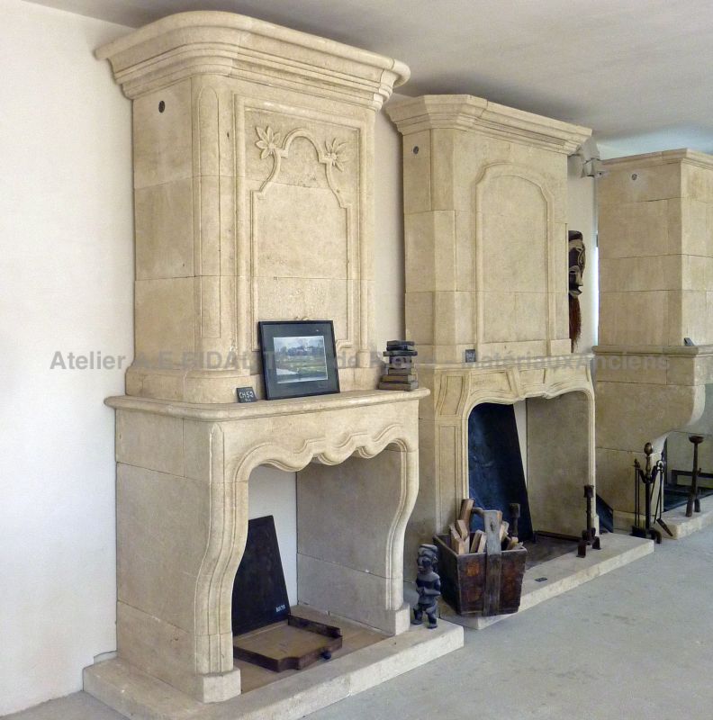Beautiful hand-crafted mantelpiece in stone with hood - Atelier Alain BIDAL (Provence)