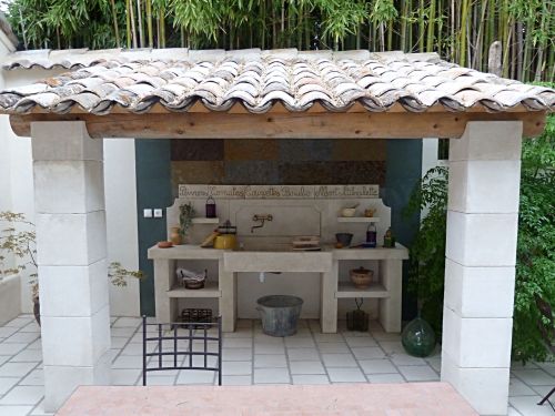 Sinks in stone, wash-basins in stone, kitchens in stone.