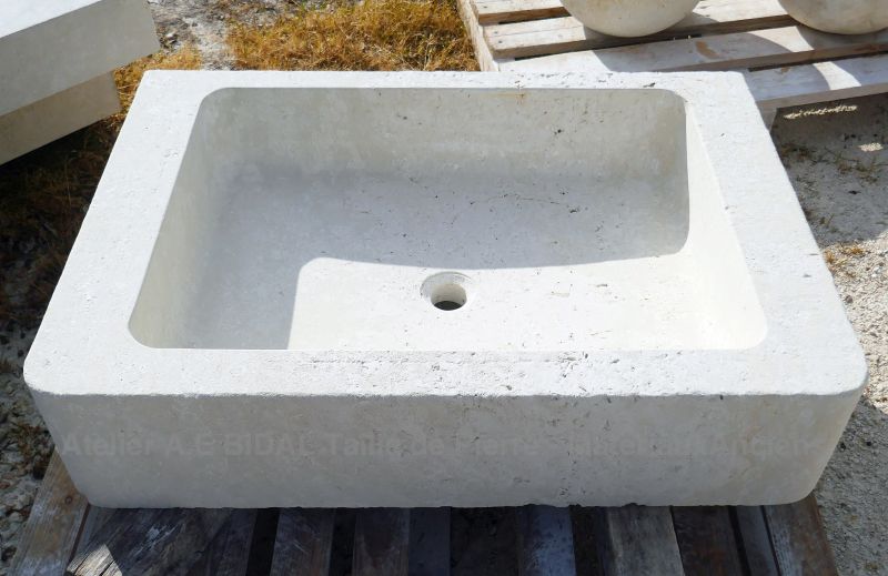 Bel évier monolithe au design sobre et épuré par le tailleur de pierre en Provence Alain BIDAL