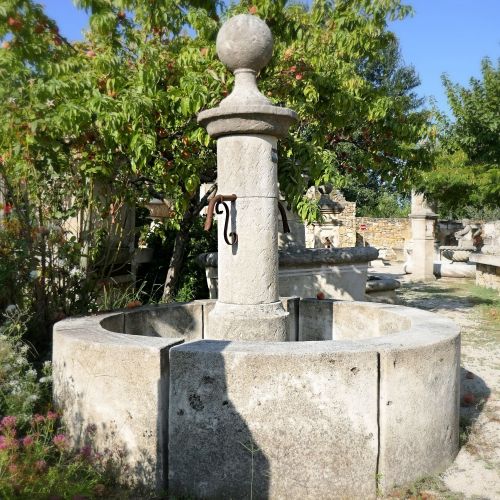 Fontaine à eau en pierre naturelle pour le jardin - Fontaine centrale en vente chez Alain BIDAL (Provence)