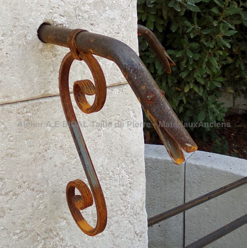 Bec de fontaine en fer forgé : Sortie d'eau de style bec de canard avec volute forgée - Atelier Alain BIDAL (Provence)