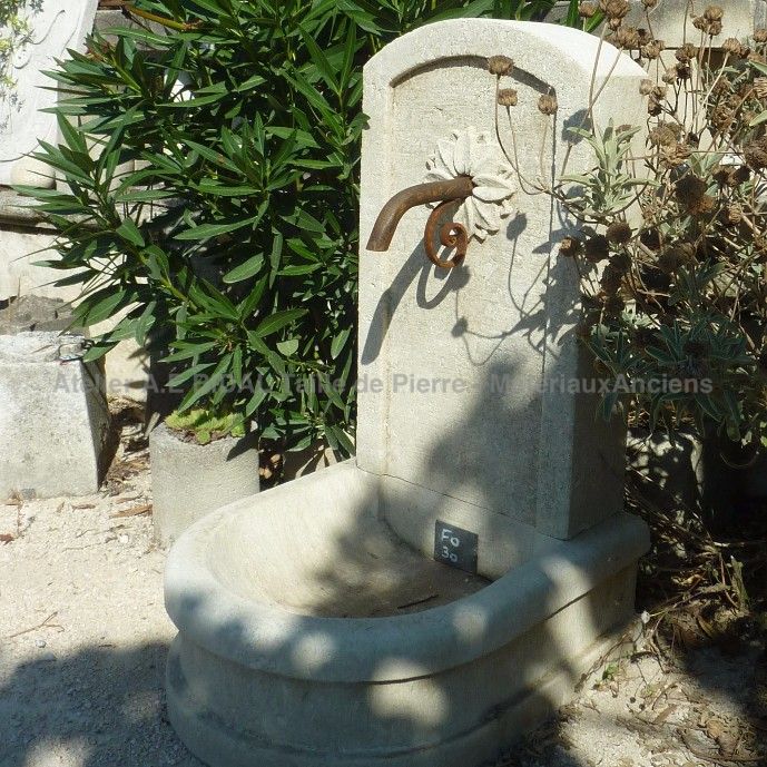 Belle fontaine en pierre pas cher - tailleur de pierre Alain Bidal en Provence