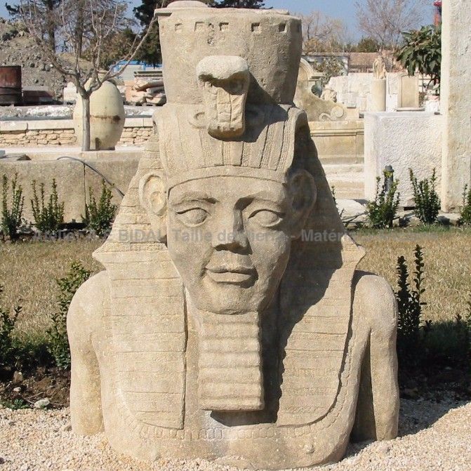 Sculpture en pierre représentant un Pharaon de notre sculpteur tailleur de pierre.