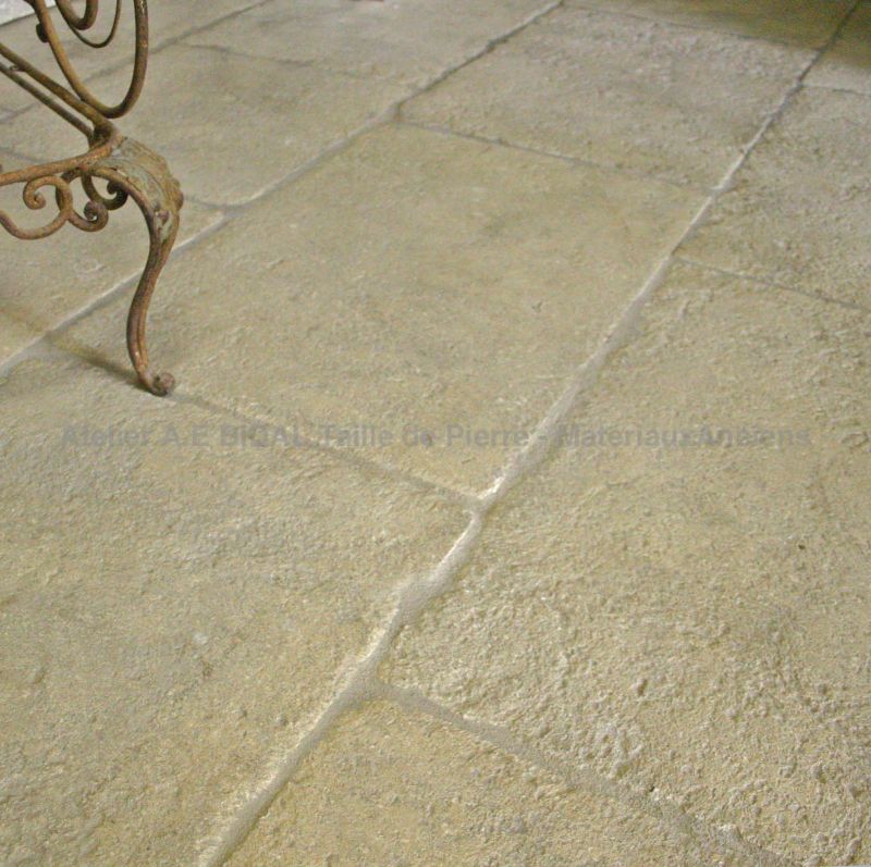 Dallage en pierre de taille - exemple d'aménagement intérieur.