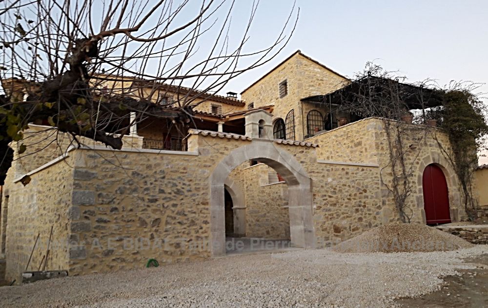 Customised stone cutting | Natural stone arch | Vault carved in stone | Custom made by Alain Bidal