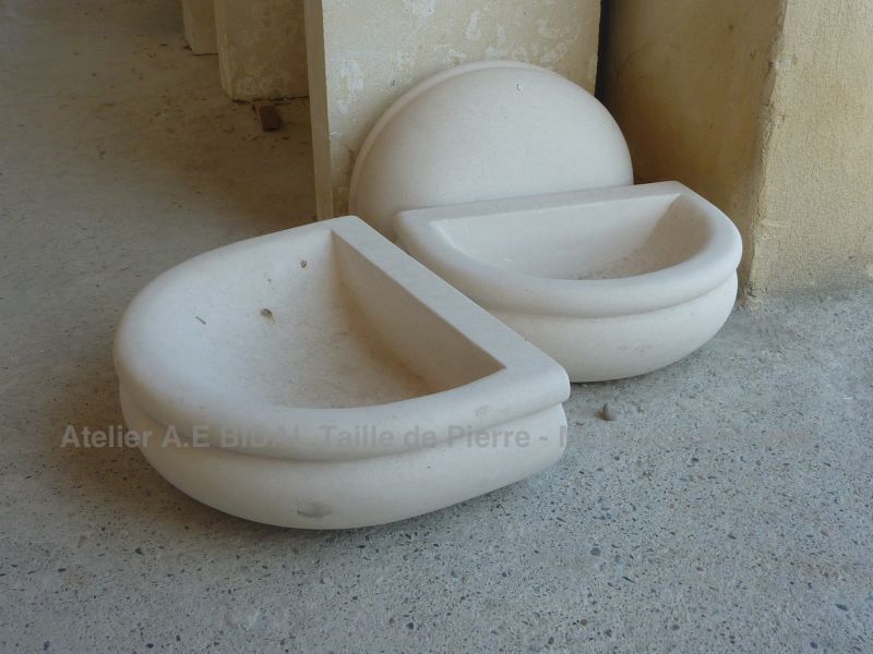 Beau petit lavabo en pierre naturelle de Lens - une création sortie des Ateliers Bidal taille de pierre.