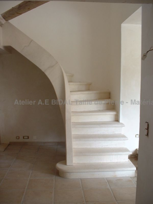 Un escalier d'intérieur en pierre blanche - une réalisation unique à l'Isle sur Sorgue.