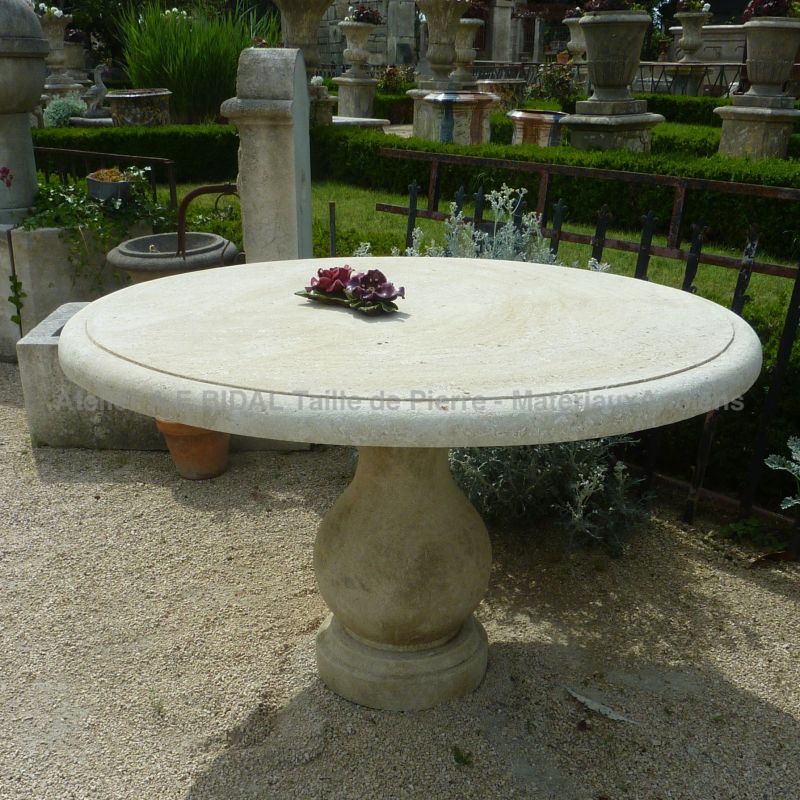 Table in stone :  an elegant circular table by the stone-cutting atelier Alain BIDAL, Provence