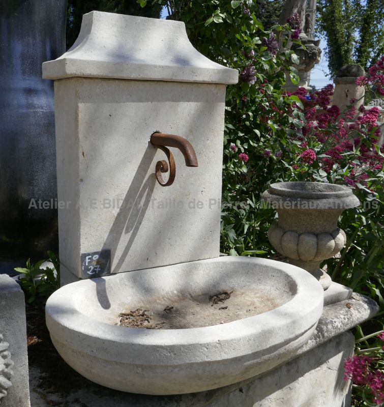 Small-size garden fountain hand carved in stone - Atelier Alain BIDAL (Provence)