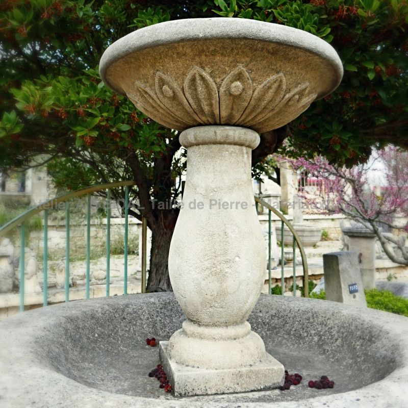 Vasque sculptée à la main en pierre sur notre fontaine centrale de village - Atelier Alain BIDAL (Provence)