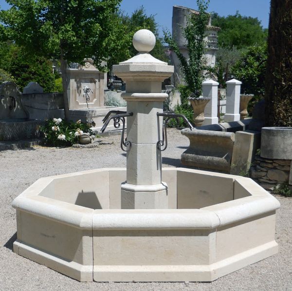 Central fountain in white limestone : garden fountain crafted by the Atelier Alain Bidal (Provence)