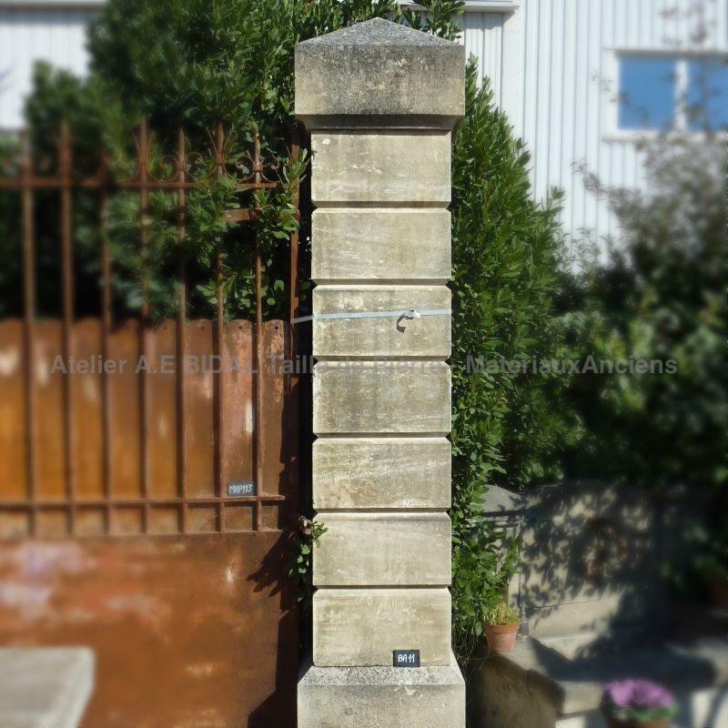 En taille de pierre: ces piliers en pierre naturelle, réalisation artisanale du tailleur de pierre alain Bidal.