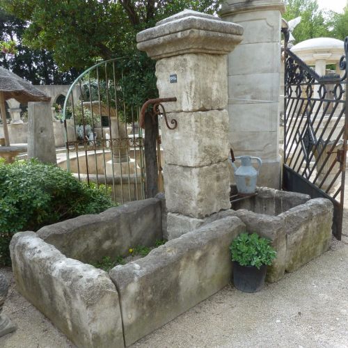 Fontaine en pierre à l'allure authentique - style Berger - Atelier Alain BIDAL (Provence)