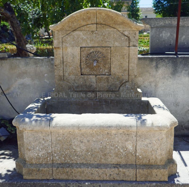 Natural stone garden fountain for a zen, chic or authentic garden - Atelier BIDAL (Provence)