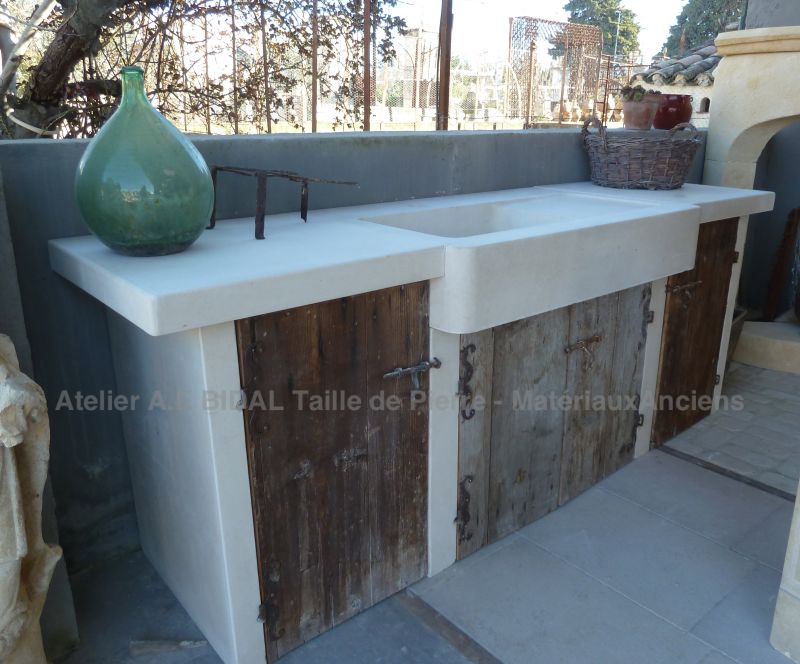 Quality outdoor kitchen in stone by the stone cutter of the atelier Alain Bidal (Provence)