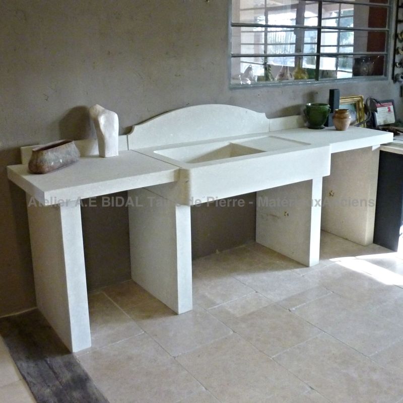 Kitchen carved in the white Avy stone - Atelier Alain Bidal (Provence)