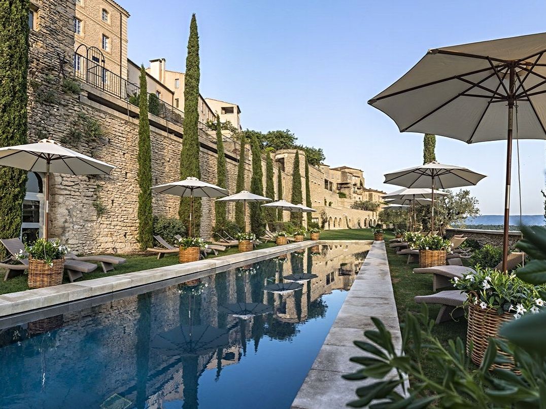 L'Atelier Bidal en Provence propose des margelles de piscine en pierre d'Avy.