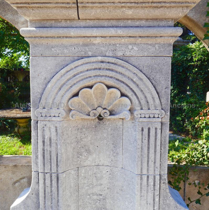 Fontaine en pierre calcaire de confection artisanale : Atelier Alain BIDAL (Provence)