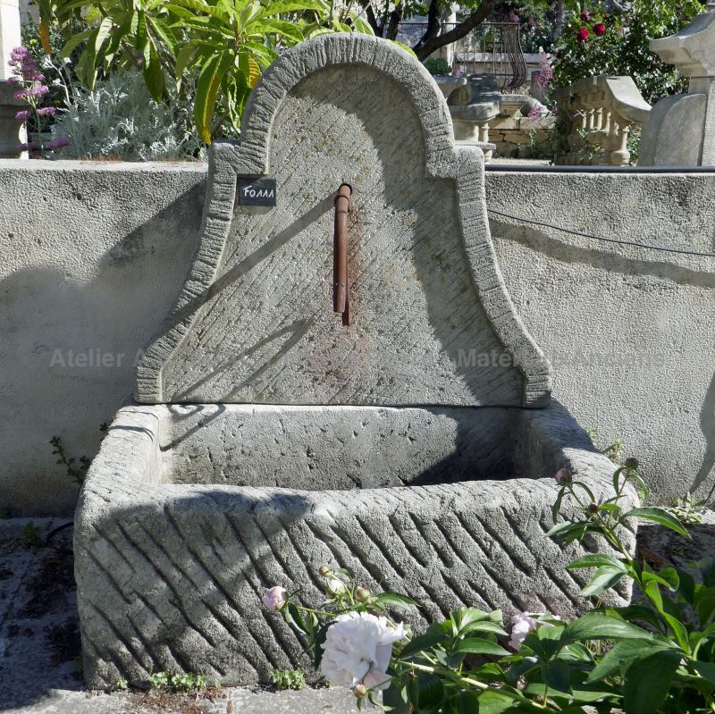 Petite fontaine rustique de style provençal en pierre de taille - Atelier Alain BIDAL (Provence)