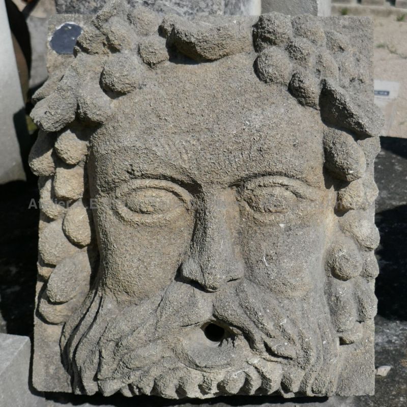 Masque en pierre naturelle de Provence patinée : tête de Bacchus