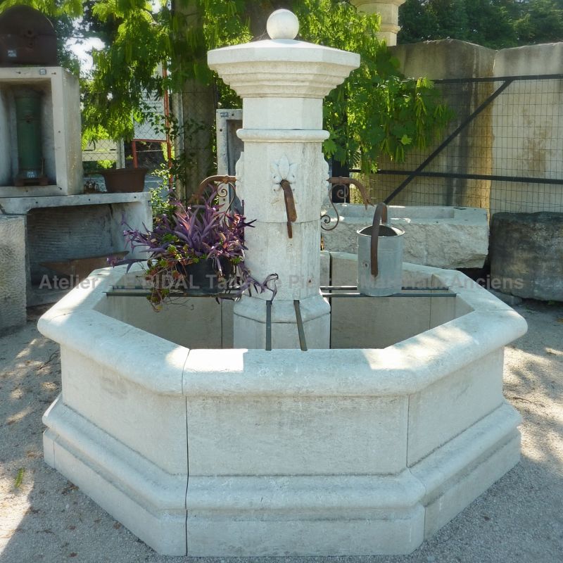 Fontaine de Vaucluse par les Ateliers Bidal en Provence | Fontaine centrale en pierre naturelle française.