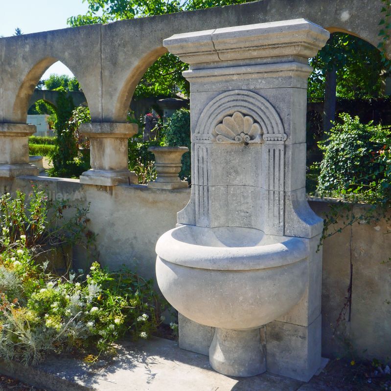 Fontaine murale en pierre taillée - belle fontaine de jardin signée Atelier Alain BIDAL (Provence)