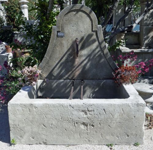Fontaine de jardin de type provençale en pierre de taille - Large fontaine rustique en pierre - Atelier Alain BIDAL.